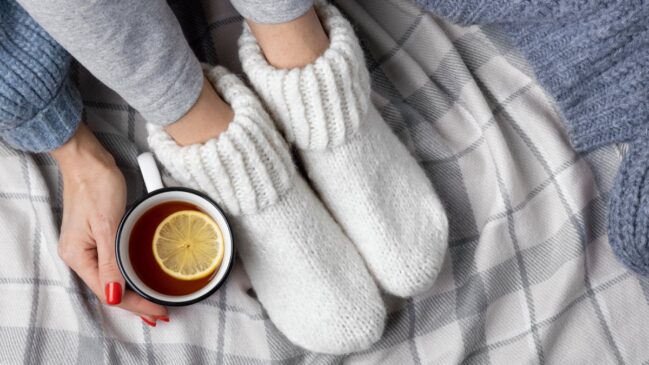 Truques simples e inteligentes para combater o frio nos pés em casa