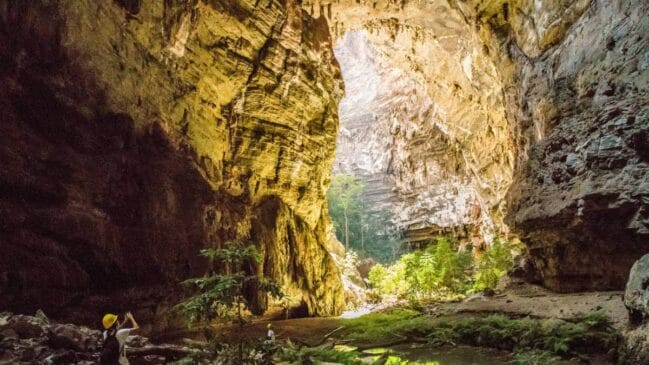 No coração do sertão mineiro, um universo paralelo de cavernas gigantes guarda segredos ancestrais