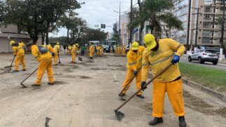 Ampla força-tarefa trabalha para recuperar os trechos mais afetados da orla