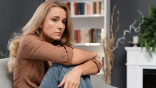 A mulher se esconde em frases simples, ditas com naturalidade, quase automáticas
