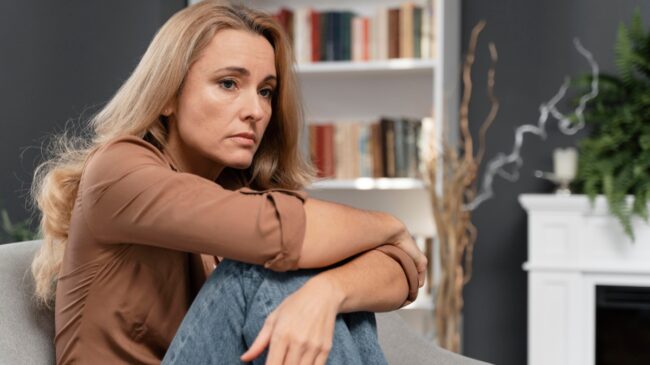 A mulher se esconde em frases simples, ditas com naturalidade, quase automáticas