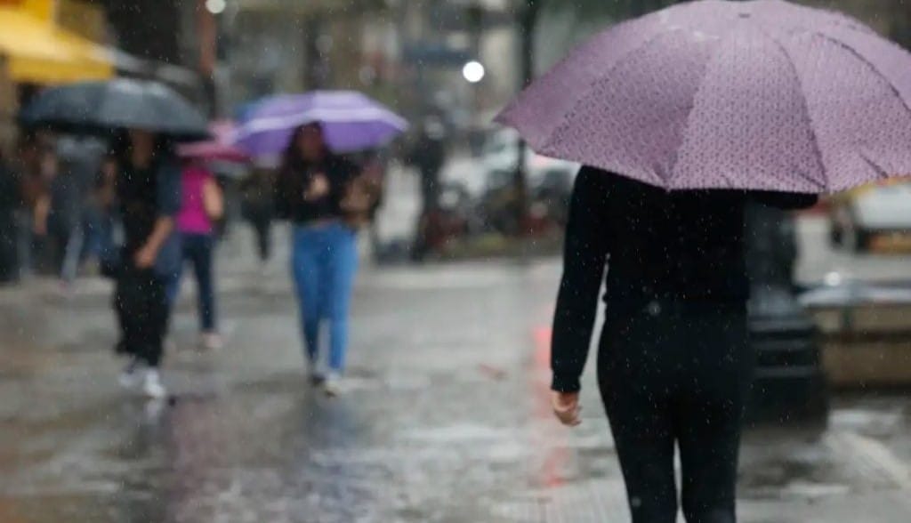 Frio e chuva típicos do inverno fazem pessoas se agasalharem mais e usar o guarda-chuva