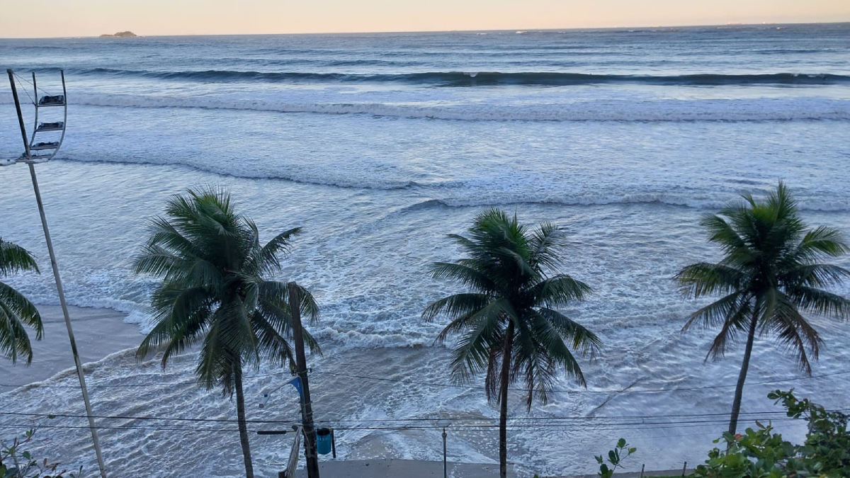 Praia das Astúrias, no Guarujá / ARNAUD PIERRE COURTADON/DL