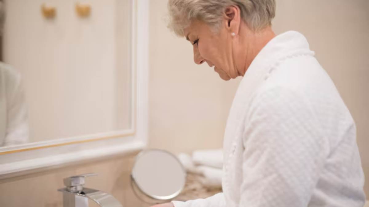 Especialistas opinam qual é a quantidade ideal de banhos por semana para uma pessoa idosa