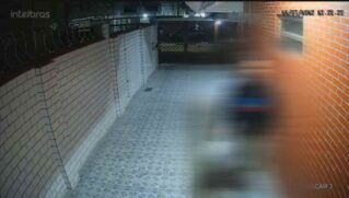 O ato foi registrado pelas câmeras de segurança do local