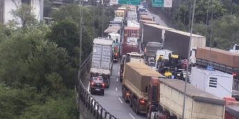 A Rodovia Anchieta apresenta lentidão do km 13 ao 10 devido ao alto fluxo de veículos no sentido São Paulo.