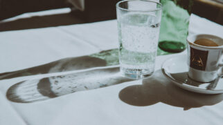 Em muitas cafeterias, é comum o expresso chegar à mesa com um copo de água com gás ao lado.