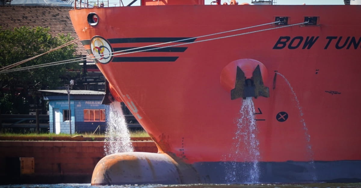 A água de lastro é a água do mar que é recolhida e armazenada em tanques de navios para dar estabilidade às embarcações