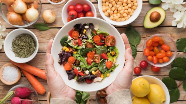 Descubra como fortalecer seu corpo com alimentos acessíveis e o poder do sol