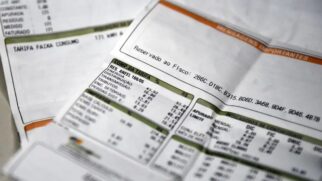 Entre os vilões do consumo está o chuveiro elétrico, que pode representar até 35% da conta de luz