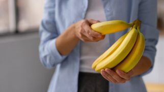 Antes de chegar ao consumidor, as bananas passam por um processo de amadurecimento artificial com acetileno
