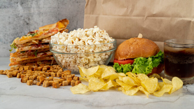 Os dados reforçam que o consumo habitual desses alimentos representa uma ameaça real à saúde pública