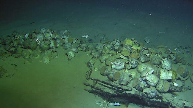 Dentro do navio, os arqueólogos encontraram cerca de 200 jarros