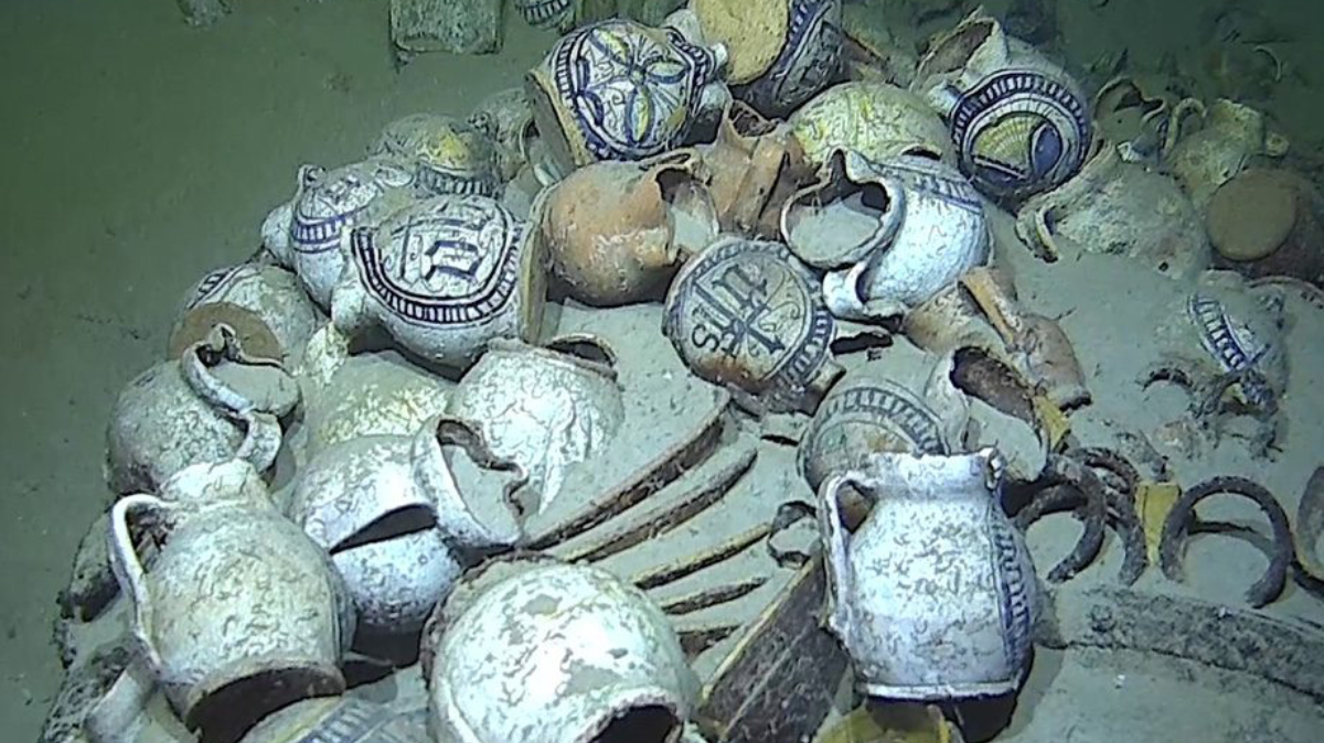 As peças, apesar dos séculos submersas, permanecem notavelmente preservadas / Reprodução/Facebook Drassm