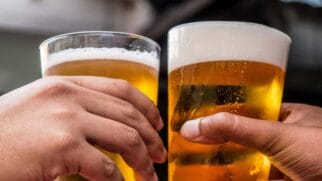 Cerveja apresenta uma combinação de carboidratos e álcool, além de pequenas quantidades de minerais