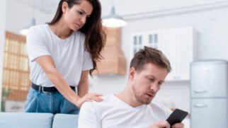 Será que o seu smartphone está competindo pela atenção do seu parceiro?