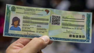 Quando a pessoa que precisa confeccionar o documento escolhe a versão sem custos, ele é emitido exclusivamente em papel