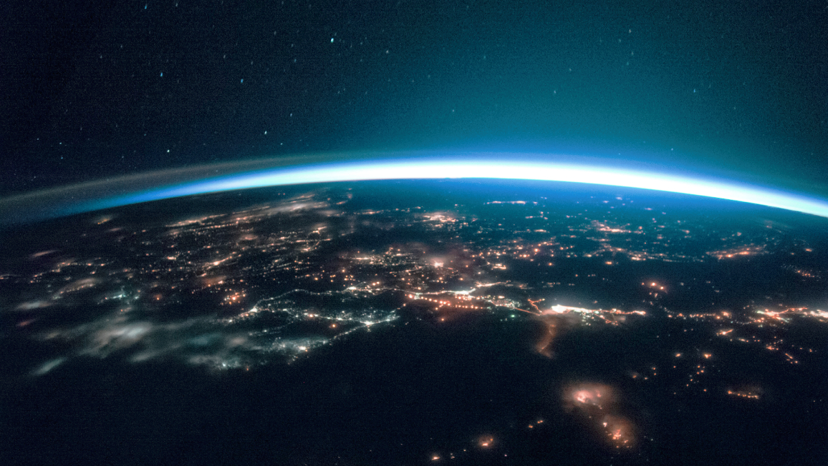 Quatro telescópios poderosos observam um objeto incomum passando pelo Sistema Solar.