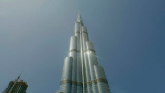 Se você acha que já viu arranha-céu alto, espere até conhecer o Burj Khalifa, o verdadeiro titã dos prédios.