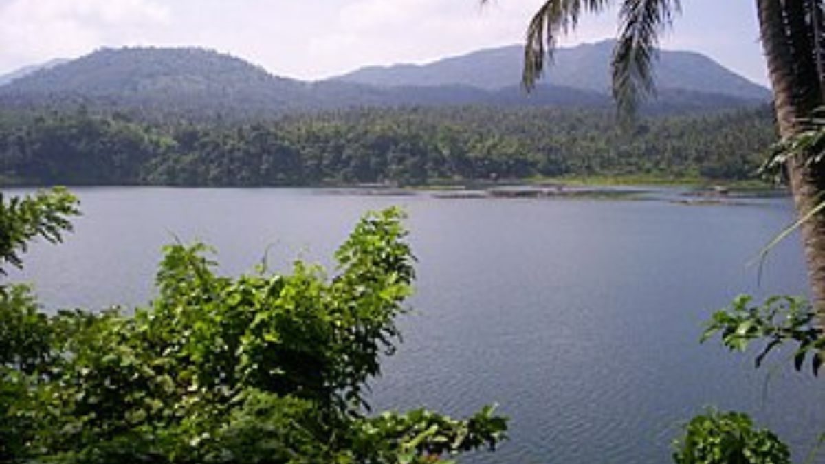 Lagoa Yambo, oferecendo atividades como observação de beija-flores e a possibilidade de explorar fontes termais. Créditos: Wikipedia