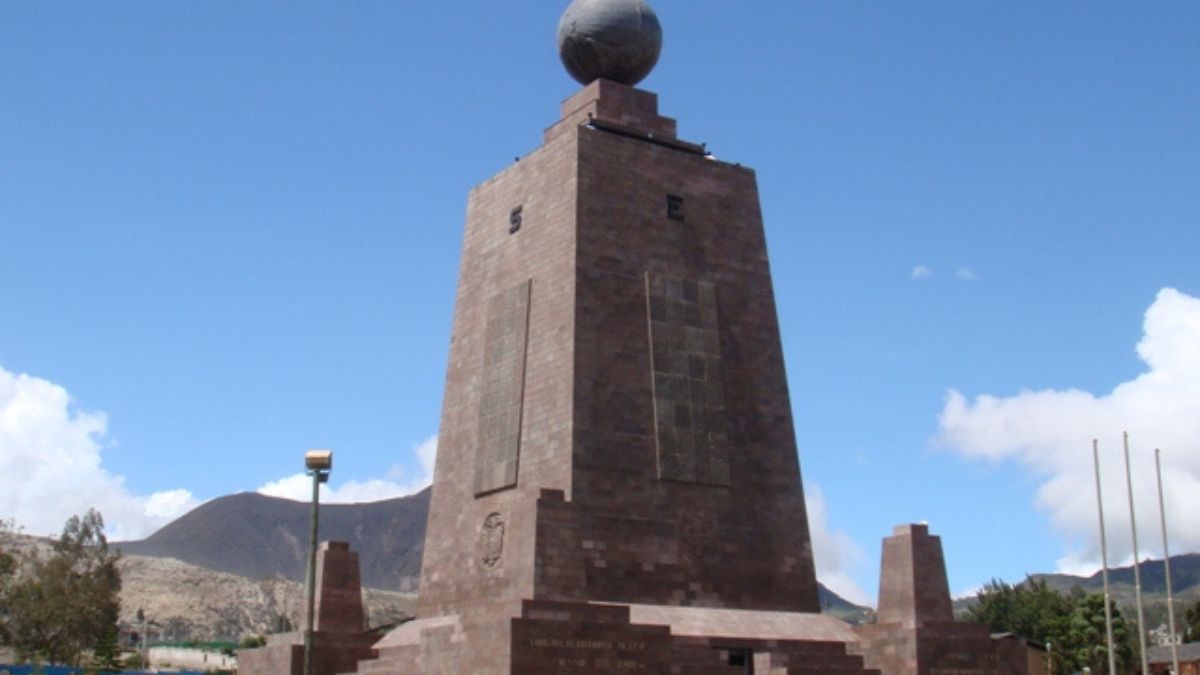 A "Mitad del Mundo", um monumento e complexo turístico localizado próximo a Quito, Equador, que marca a linha do Equador. Créditos: Wikipedia