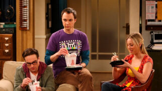 Em "The Big Bang Theory", a comida chinesa é frequentemente apresentada, especialmente nos momentos em que o grupo se reúne para comer.