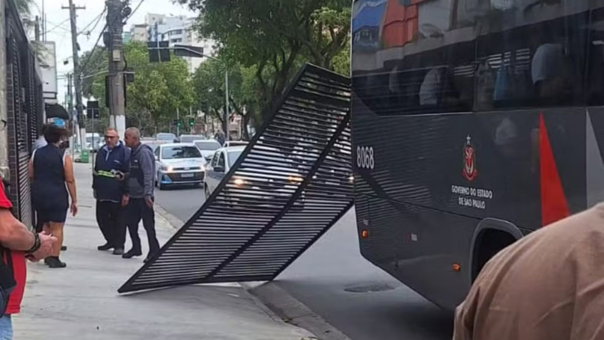 Em Santos, a queda de um portão de garagem atingiu um ônibus urbano / Arquivo Pessoal/Iris Aguiar da Silva