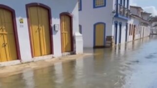 O Centro Histórico de Paraty foi planejado e construído de forma que a água do mar possa entrar e sair naturalmente
