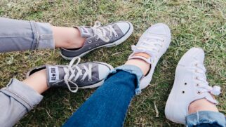 O modelo consegue facilmente combinar com qualquer estilo de roupa e em diferentes cenários