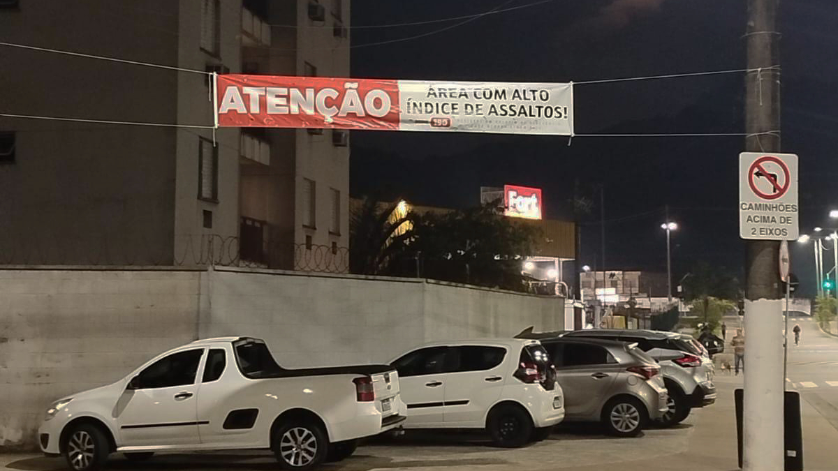 Moradores fixam faixas de alerta ao mesmo tempo que pedem atitude dos governos municipal e estadual