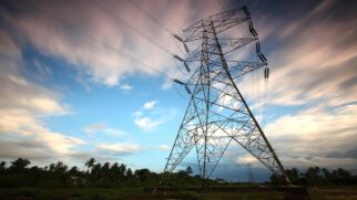 Mesmo com os avanços na diversificação da matriz energética e na adoção de fontes limpas, o sistema elétrico nacional ainda não acompanha essa transformação