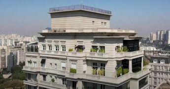 O duplex conta com cinco suítes, sete banheiros e um espaçoso living integrado aos terraços, que proporcionam uma vista panorâmica privilegiada