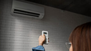 Muitas pessoas têm receio de ligar o aparelho com frequência e acabar recebendo uma conta de luz bem mais alta do que o habitual.