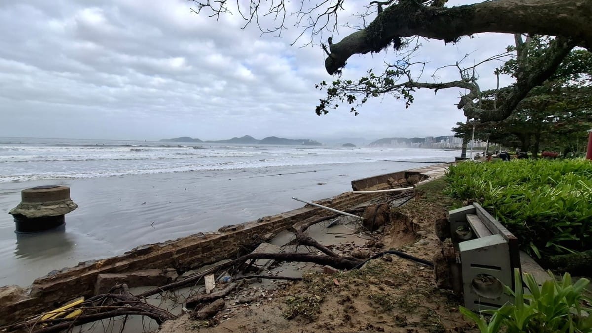 Ressaca abre crateras na orla de Santos entre os canais 4 e 5 (Nair Bueno/DL)