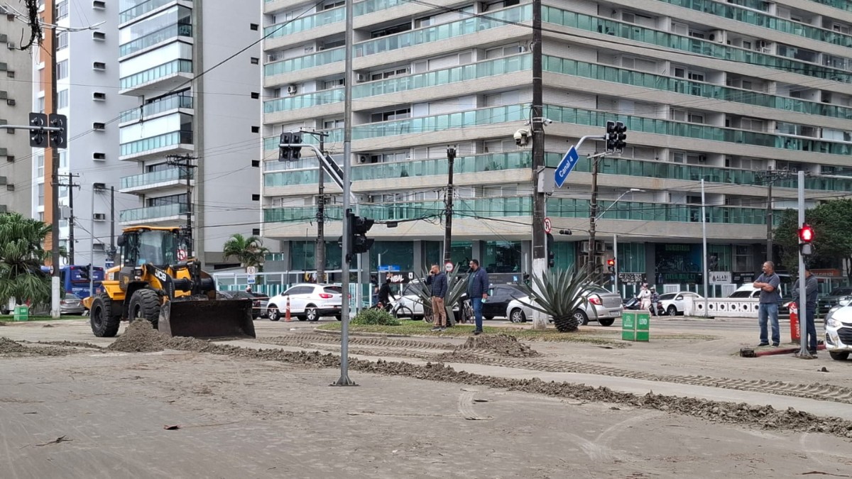 Ressaca abre crateras na orla de Santos entre os canais 4 e 5 (Nair Bueno/DL)