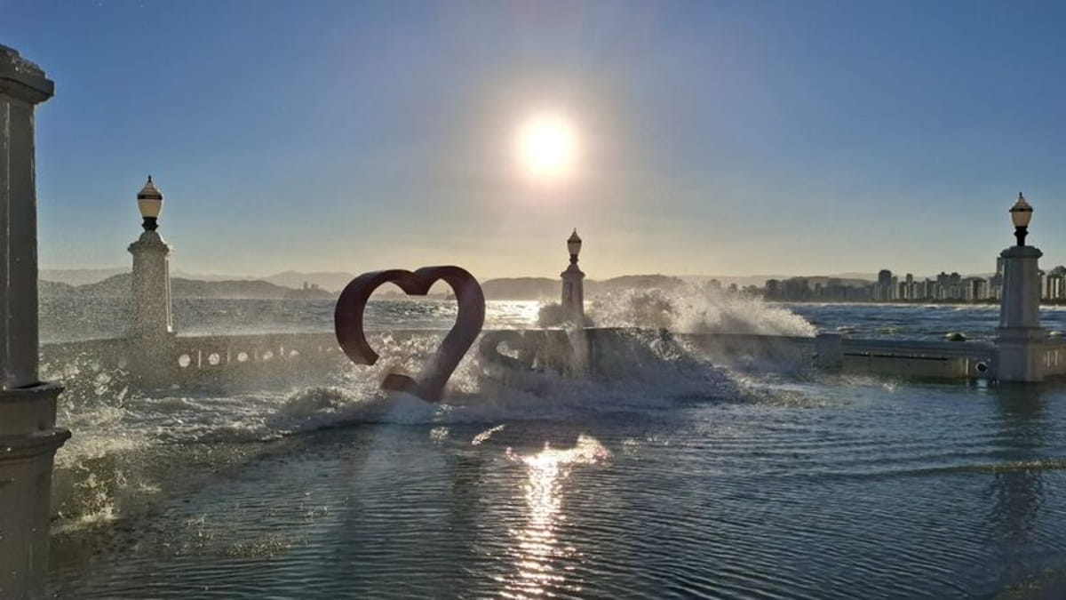 De acordo com os especialistas, a maré pode atingir 2,0 metros em toda a região costeira da Baixada Santista