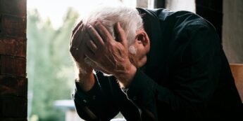A sarcopenia judia do corpo e da mente das pessoas, mas pode ser evitada