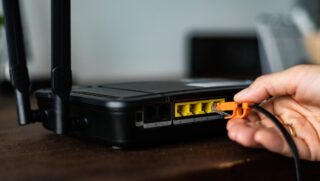 A porta USB do roteador vai muito além de simplesmente carregar o celular