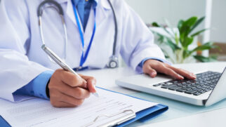A boa notícia é que, embora seja uma doença crônica e pouco conhecida do público geral, a medicina tem evoluído nas formas de tratar e controlar o quadro, especialmente em crianças.