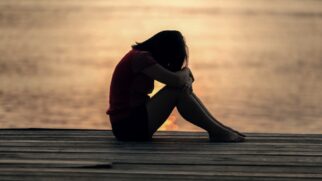 A saúde mental também é diretamente afetada: o risco de depressão dobra em pessoas solitárias