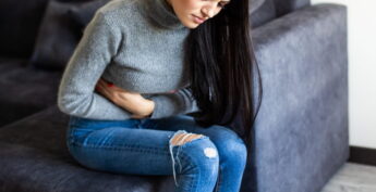 Os principais sintomas da doença incluem cólicas menstruais intensas, dor durante as relações sexuais e sangramentos fora do período menstrual