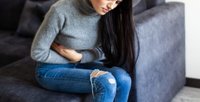 Os principais sintomas da doença incluem cólicas menstruais intensas, dor durante as relações sexuais e sangramentos fora do período menstrual