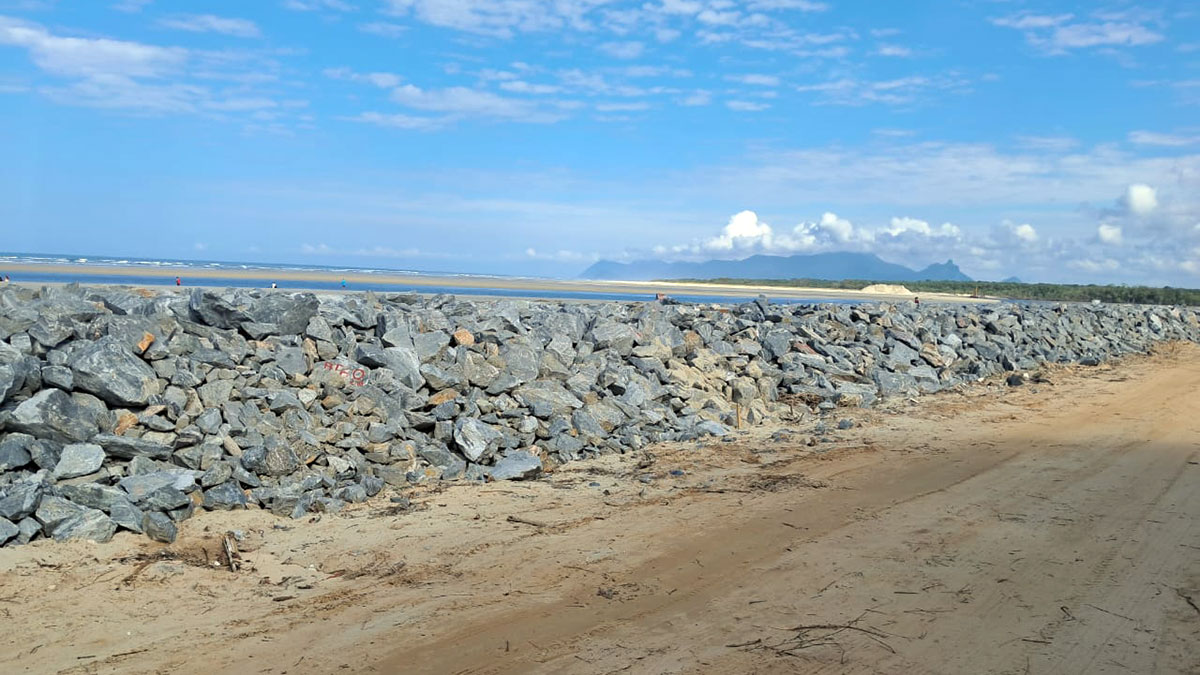 As obras para conter o avanço do mar, na Barra do Una, em Peruíbe, estão em andamento