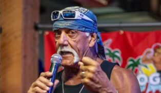 Ícone absoluto da luta livre nas décadas de 1980 e 1990, Hulk Hogan se tornou um dos nomes mais populares da WWE