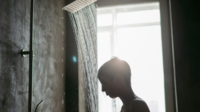 A água quente do chuveiro pode ajudar o esfíncter urinário a relaxar