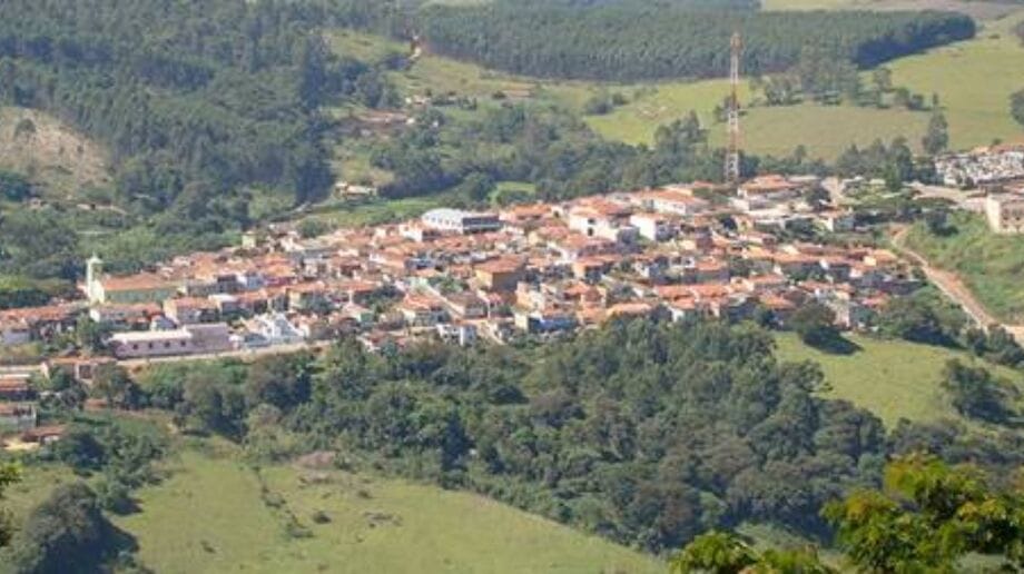 A economia gira em torno do turismo rural e religioso