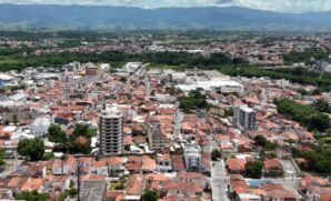 Curiosamente, Guaratinguetá é bem localizada, situada a 530 metros de altitude e a 175 km da capital paulista