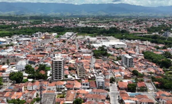 Curiosamente, Guaratinguetá é bem localizada, situada a 530 metros de altitude e a 175 km da capital paulista