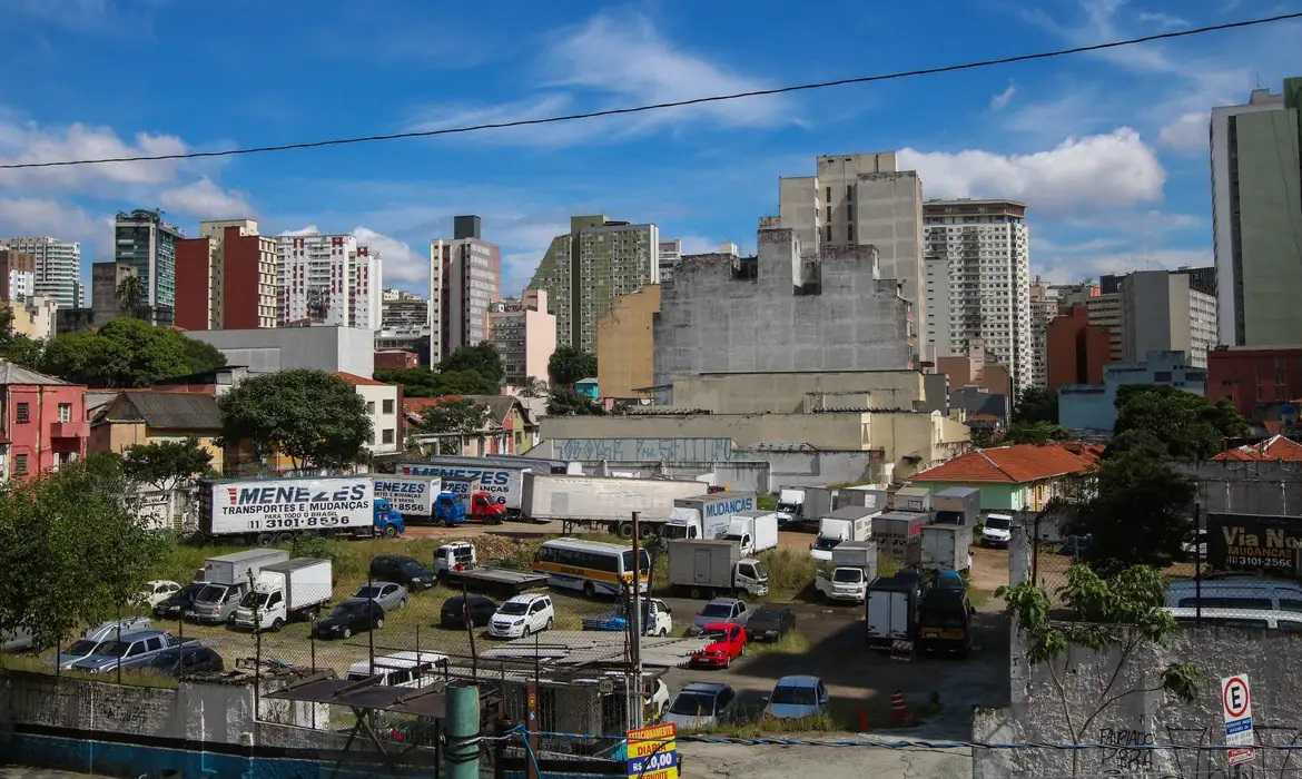 Desde a fundação no século XVI, a cidade passou por transformações que a tornaram um polo industrial, financeiro e cultural