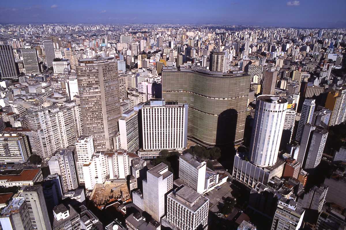 O desenvolvimento paulistano está intimamente ligado a decisões históricas, investimentos em infraestrutura e a capacidade de adaptação